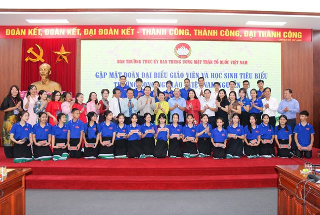 Bilingual school contributes to promoting Vietnamese culture in Laos ảnh 1