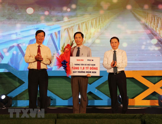 Flag-raising ceremony in Quang Tri marks National Reunification Day ảnh 3