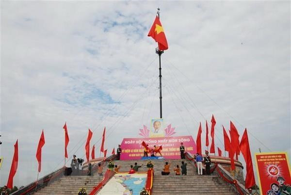 Flag-raising ceremony in Quang Tri marks National Reunification Day ảnh 1