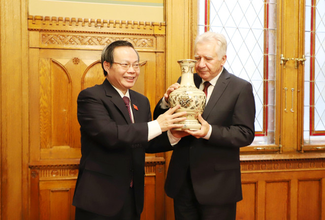 NA Vice Chairman Phung Quoc Hien visits Hungary ảnh 1 NA Vice Chairman Phung Quoc Hien visits Hungary ảnh 1