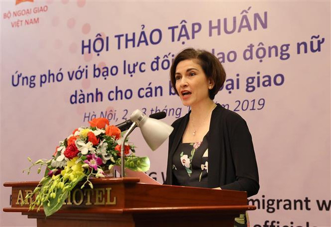 Diplomats trained to protect women migrant workers from violence ảnh 1