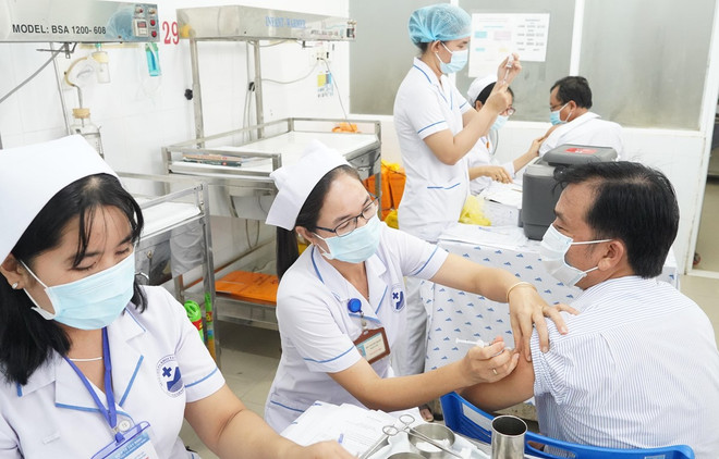 Labour Confederation proposes prioritising workers in COVID-19 vaccinations ảnh 1