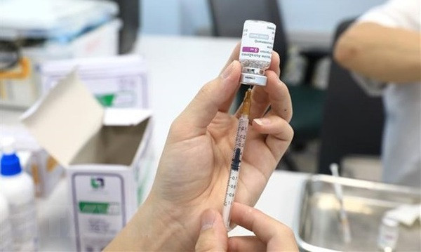 Workers in Bac Giang, Bac Ninh receive COVID-19 vaccinations ảnh 1