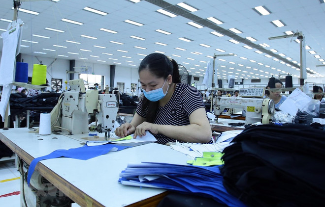 COVID-19 resurgence leaves textile-garment makers restless ảnh 1