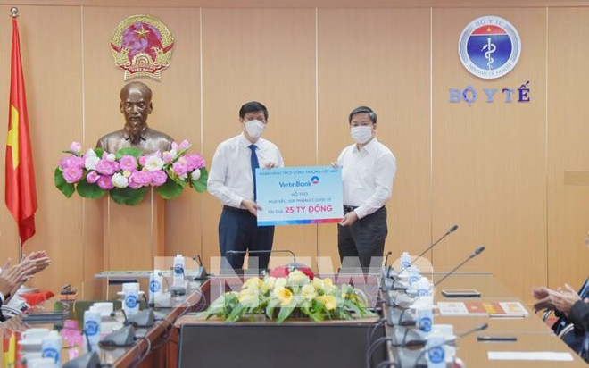 Banking sector, businesses hand over donations to COVID-19 vaccine fund ảnh 2 Banking sector, businesses hand over donations to COVID-19 vaccine fund ảnh 2