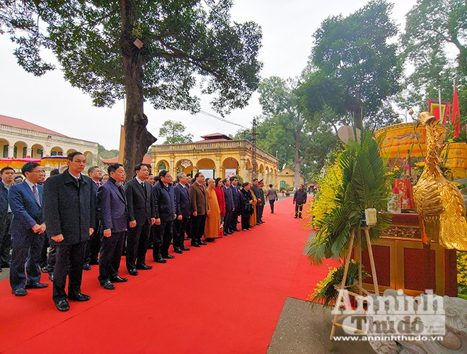 Party, State officials offer incense at Thang Long Royal Citadel ảnh 1