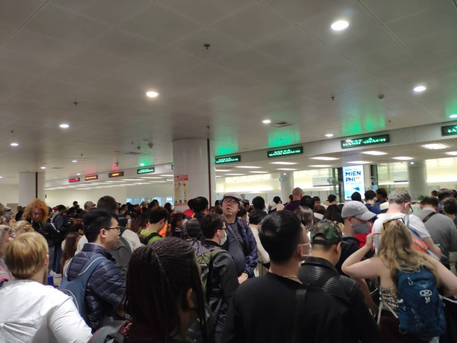 Passengers from China asked to fill out health declaration forms ảnh 1