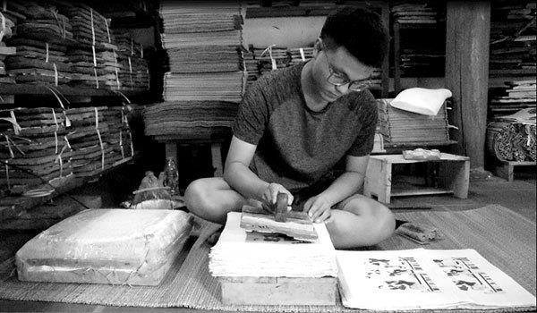 Ancient painting genre revived with family tradition ảnh 1