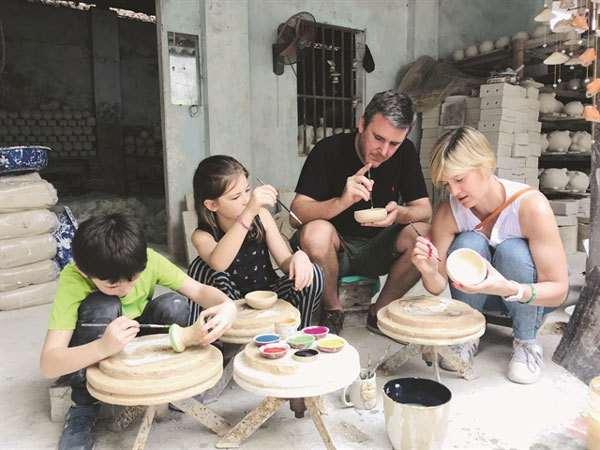 Bat Trang - A star of Hanoi craft village tourism ảnh 1