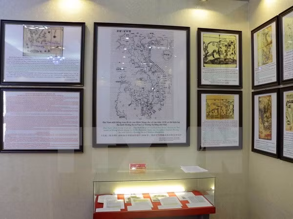 Maps, documents on Hoang Sa, Truong Sa on display in Tay Ninh ảnh 1