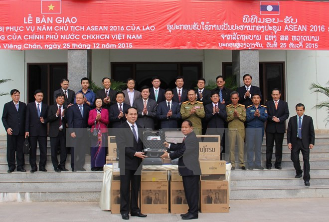 Vietnam presents security equipment to Laos ảnh 1 Vietnam presents security equipment to Laos ảnh 1