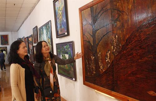 Fine art exhibition features Central Highlands land, people ảnh 1 Fine art exhibition features Central Highlands land, people ảnh 1
