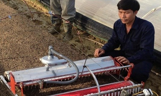 Farmers create innovative machines to save time, costs ảnh 1