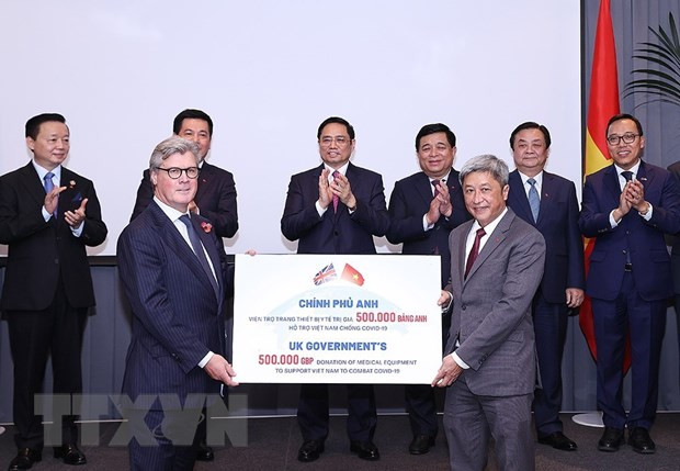 Vietnam wishes for strategic cooperation with AstraZeneca: PM ảnh 1