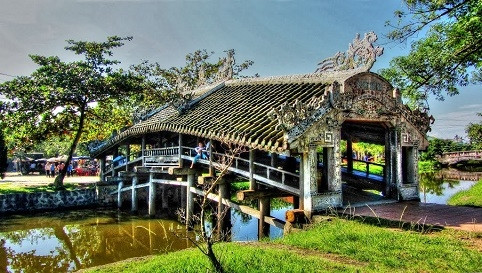 Hue’s tile-roofed bridge a big tourist draw ảnh 1 Hue’s tile-roofed bridge a big tourist draw ảnh 1