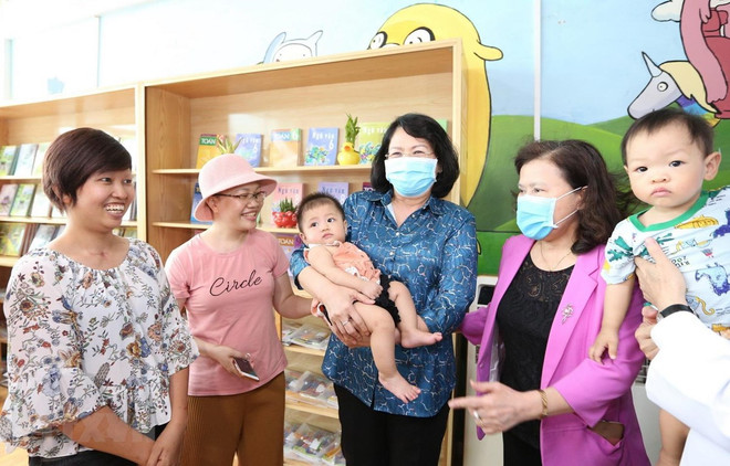Vice State President visits children with cancer at K Hospital ảnh 1