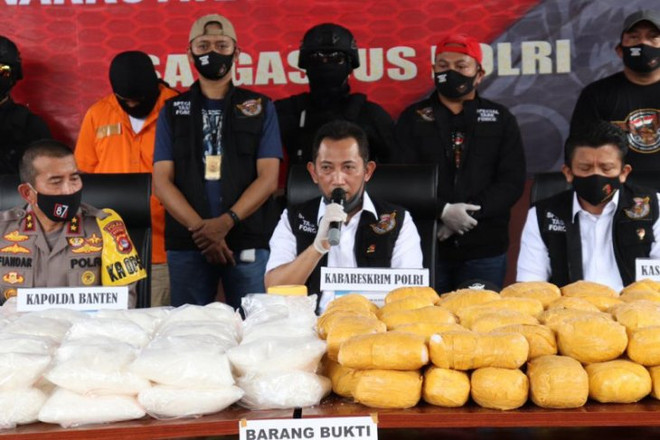 Indonesian police seize 821kg of crystal meth ảnh 1