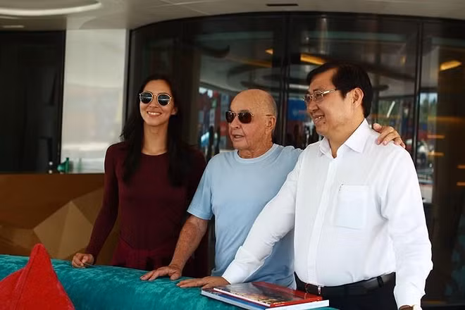 British billionaire sails Aviva yacht in Vietnam ảnh 2