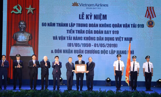 PM hopes Vietnam Airlines to become 5-star airline soon ảnh 1