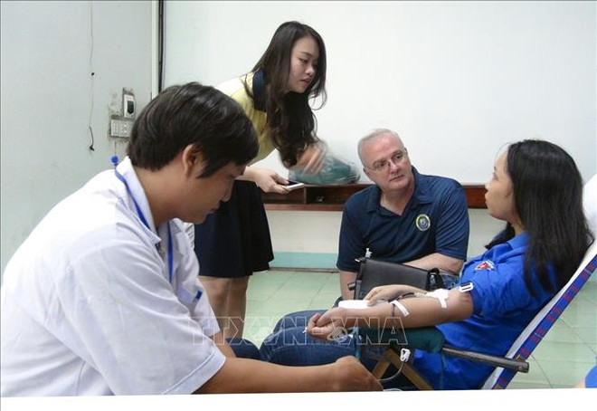 US medical staff join blood drive in Phu Yen ảnh 1