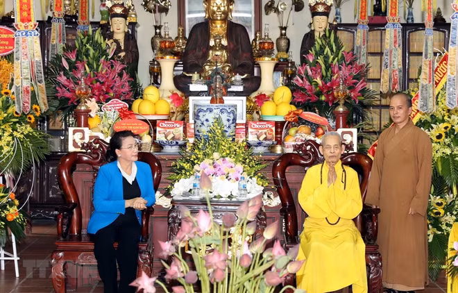 Top legislator visits 103-year-old Buddhist patriarch ảnh 1