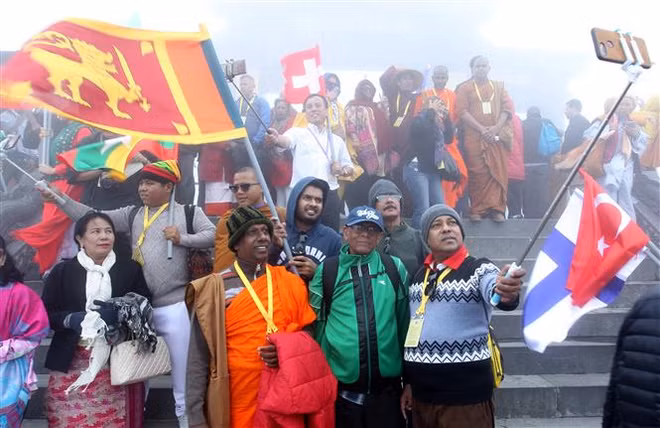 Vesak 2019: foreign delegates engage in Buddhist ritual on Mount Fansipan ảnh 1