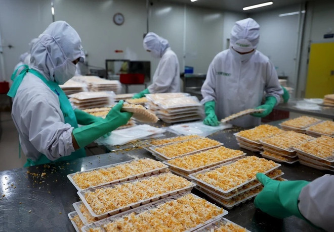 Shrimp producers, exporters earn big from deep processing ảnh 2