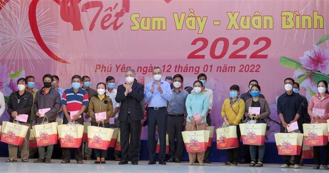 Poor workers in central Phu Yen province get Tet gifts ảnh 1