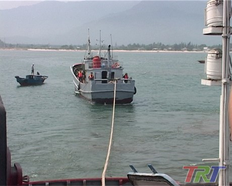 Chinese fishing vessel rescued off Thua Thien-Hue shore ảnh 1
