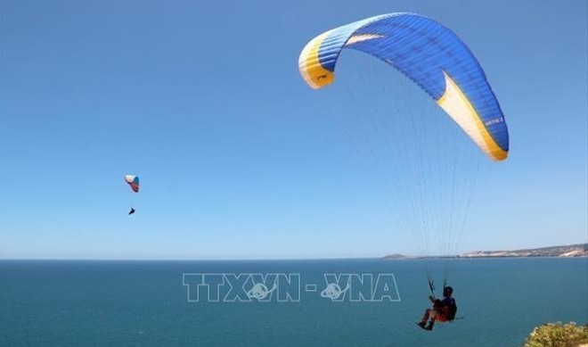 Binh Thuan looks to the sky as paragliding hub ảnh 1