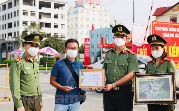 Journalists at frontline of COVID-19 pandemic fight ảnh 3 Journalists at frontline of COVID-19 pandemic fight ảnh 3