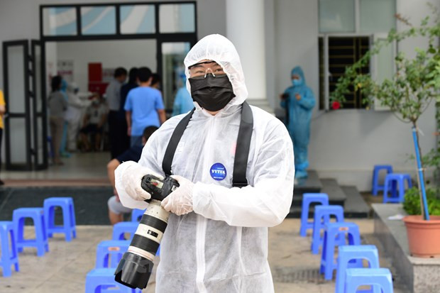 Journalists at frontline of COVID-19 pandemic fight ảnh 4 Journalists at frontline of COVID-19 pandemic fight ảnh 4
