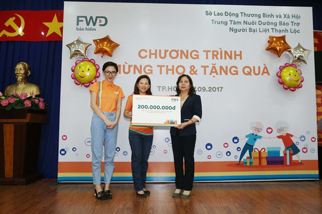FWD employees "share happiness" with elderly ảnh 1 FWD employees "share happiness" with elderly ảnh 1