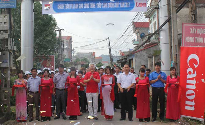 Canon lights up more rural roads in Bac Giang province ảnh 1 Canon lights up more rural roads in Bac Giang province ảnh 1