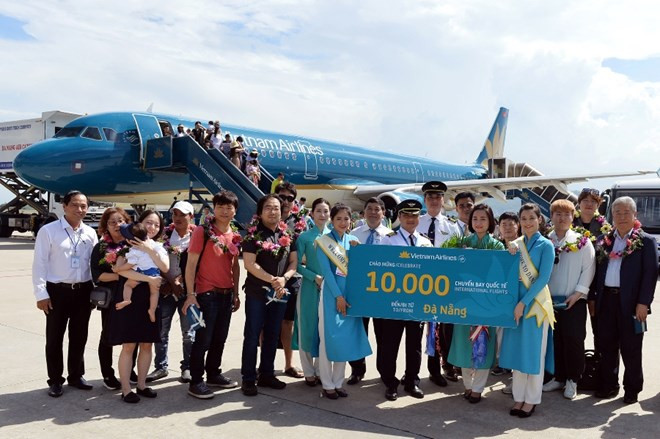 Vietnam Airlines celebrates 10,000th int’l flight to Da Nang ảnh 1