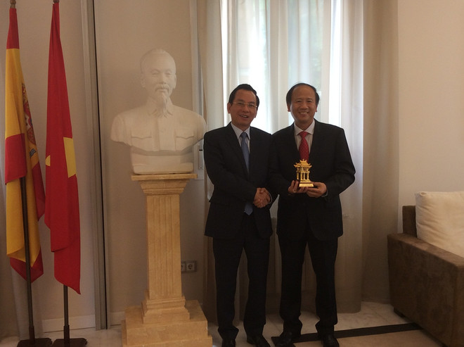 Hanoi’s front officials visit Switzerland and Spain ảnh 1 Hanoi’s front officials visit Switzerland and Spain ảnh 1