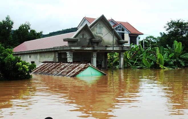 Quang Nam hands over flood-proof houses to affected families ảnh 1
