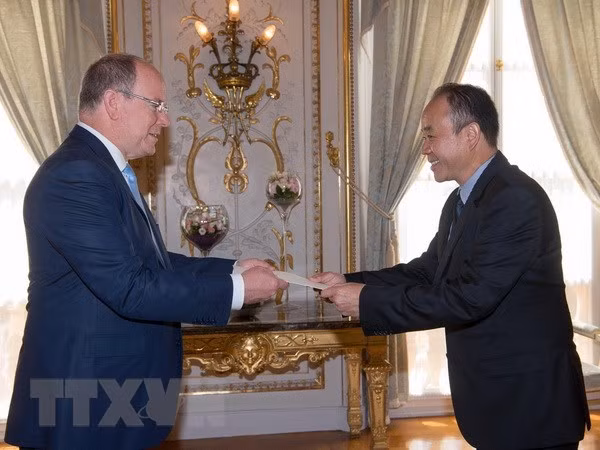 Vietnamese ambassador to Monaco presents credentials ảnh 1
