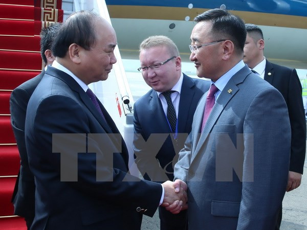 Prime Minister arrives in Ulan Bator, begins official visit ảnh 1