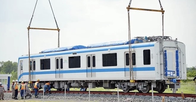 Train carriages of HCM City’s first metro line installed onto trial track ảnh 1 Train carriages of HCM City’s first metro line installed onto trial track ảnh 1