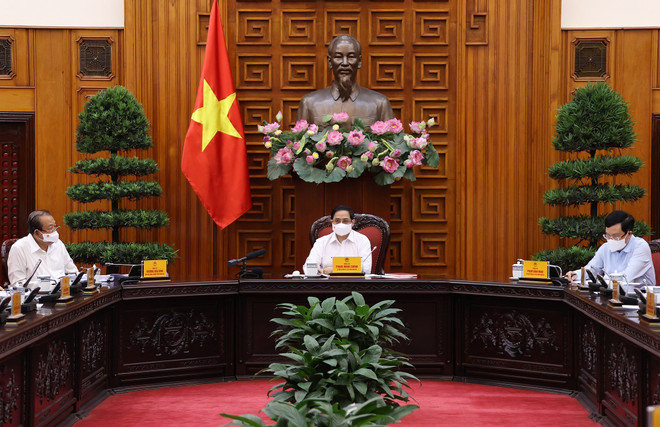 PM urges swift, drastic approach to driving back COVID-19 ảnh 1