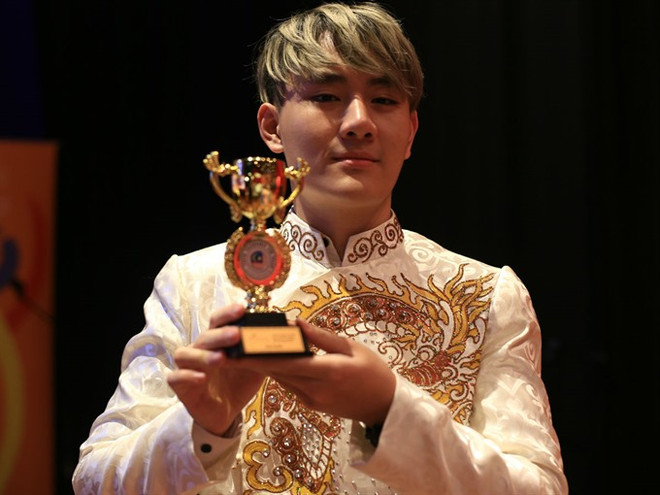 Vietnamese singer awarded golden trophy in Malaysia ảnh 1 Vietnamese singer awarded golden trophy in Malaysia ảnh 1