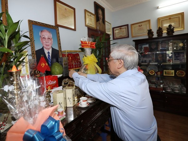 Party chief pays tribute to late leaders on Party founding anniversary ảnh 1 Party chief pays tribute to late leaders on Party founding anniversary ảnh 1