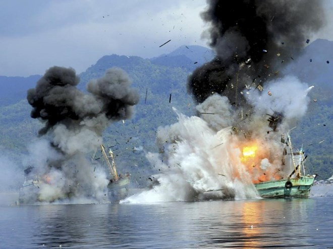Indonesia sinks illegal fishing foreign vessels ảnh 1