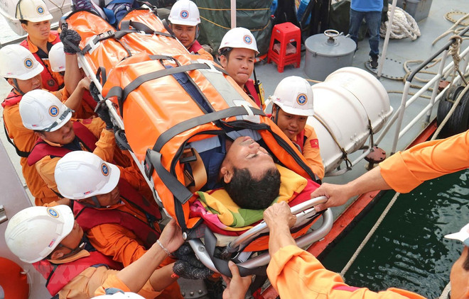 Indonesian comatose sailor brought ashore for treatment ảnh 1