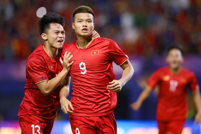 Vietnamese U22 men's football team begin SEA Games title defence with victory ảnh 1