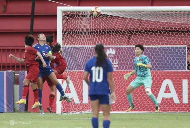 SEA Games 32: Vietnam advances to women’s football semifinals despite loss to Philippines ảnh 1