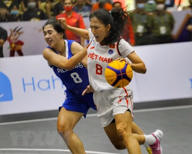 Vietnamese women basketballers win over Philippine rivals at SEA Games 32 ảnh 1