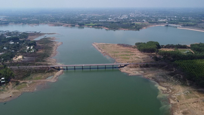 Southern largest hydropower reservoir's water drops to lowest level in 12 years ảnh 1