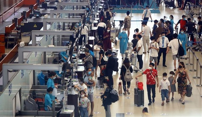 Vietnam’s airports serve about 1.29 million passengers in recent five-day holidays ảnh 1